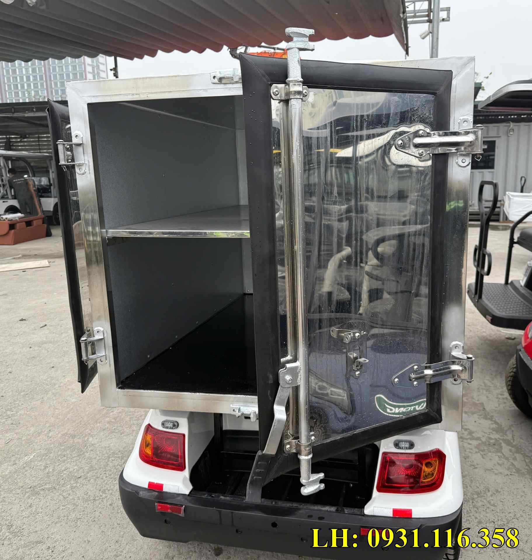thùng kín của xe điện có chốt khoá và bản lề chắc chắn
